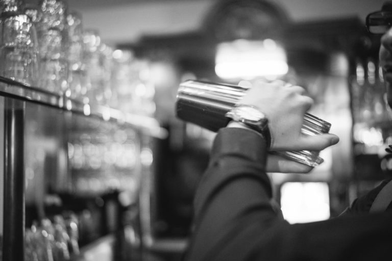 Barkeeper bei der Arbeit